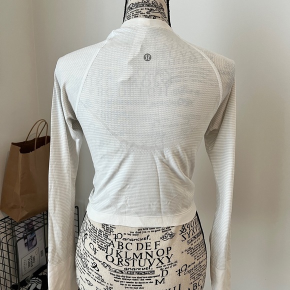 Swiftly Tech Cropped Long Sleeve (have grey long sleeve & white SS can bundle!) - Picture 2 of 5